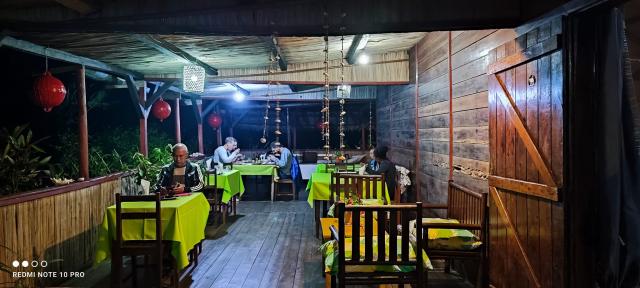 LE BON ENDROIT by Tassie Nouba